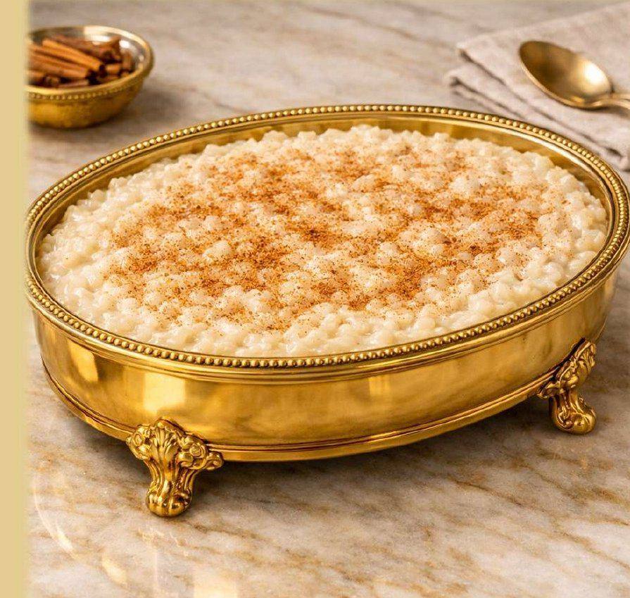 Arroz doce em travessa dourada