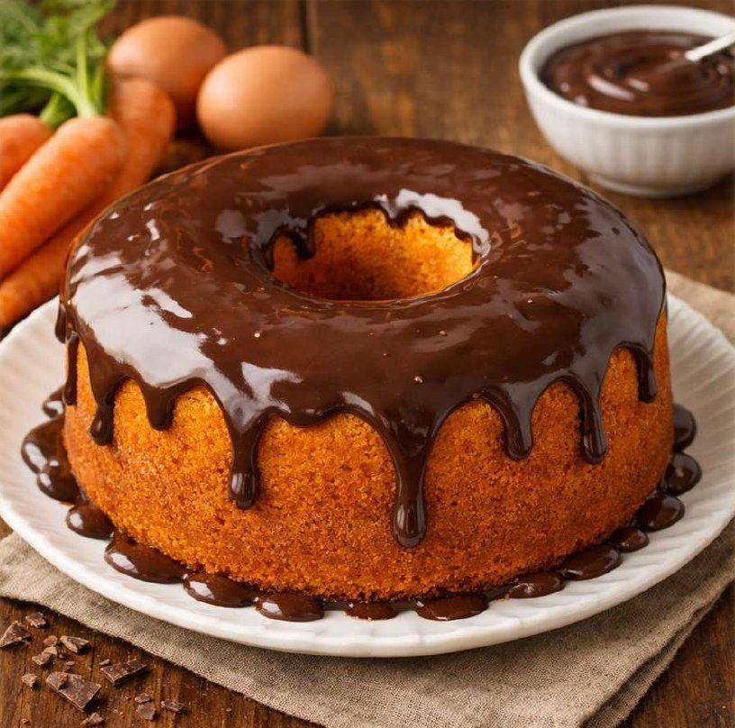 Bolo de cenoura com cobertura de chocolate