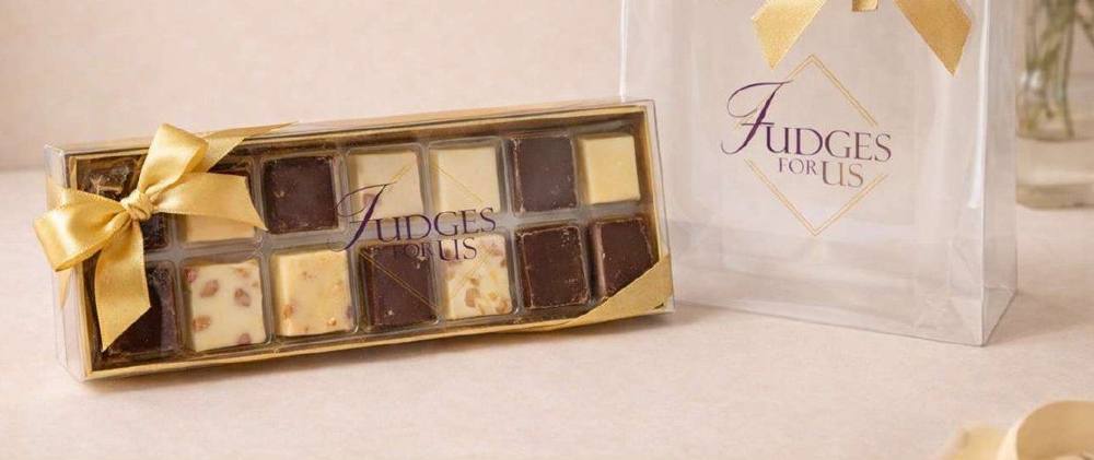 Caixa dourada com doze mini fudges