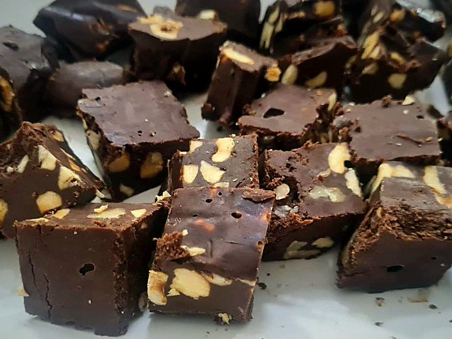 Cubos de fudge de chocolate com castanhas picadas