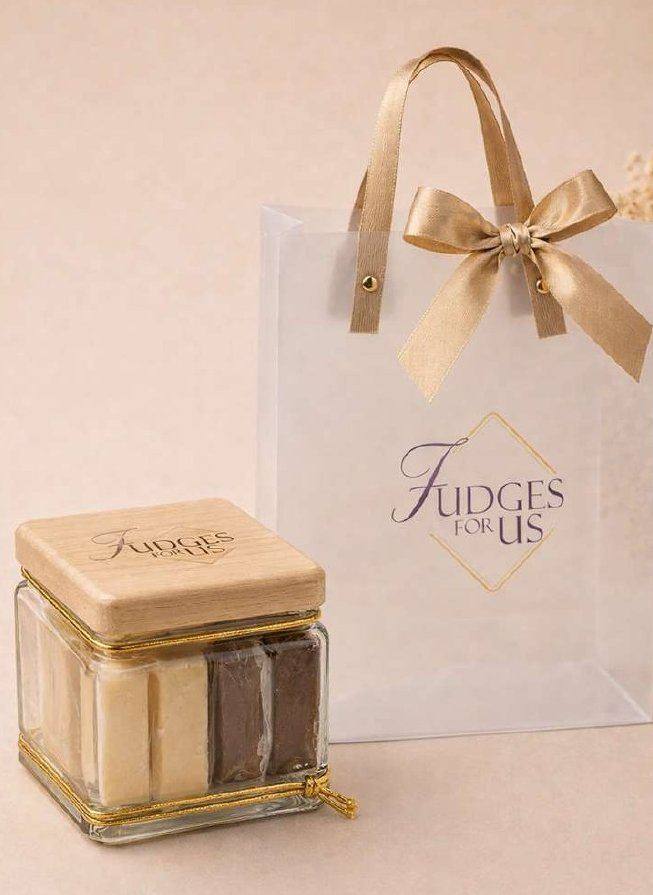 Vidro com tampa de madeira da Fudges For Us com sacola